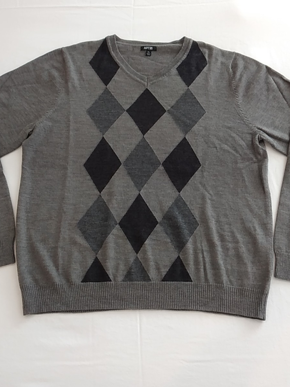 Apt. 9 Men's Gray Argyle Pullover V-Neck Men's Sweater Size XL 50% Merino Wool